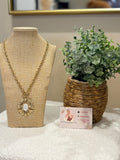 Collier doré fleur blanche - La Petite Boutique d'Eva